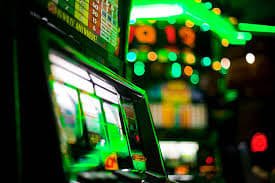 NBA বাস্কেটবল ম্যাচে থ্রি-পয়েন্ট শটের মুহূর্ত